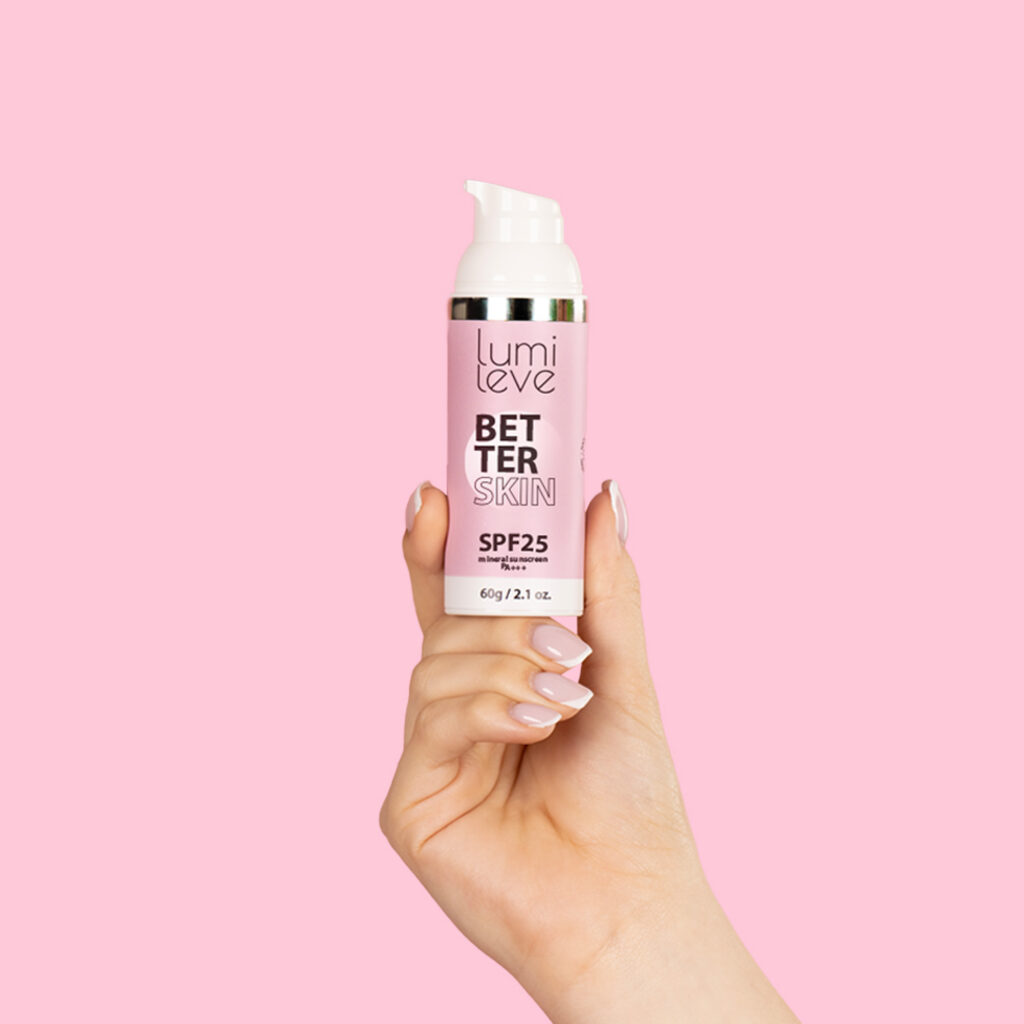Modelka prezentująca kosmetyk Lumileve Better Skin