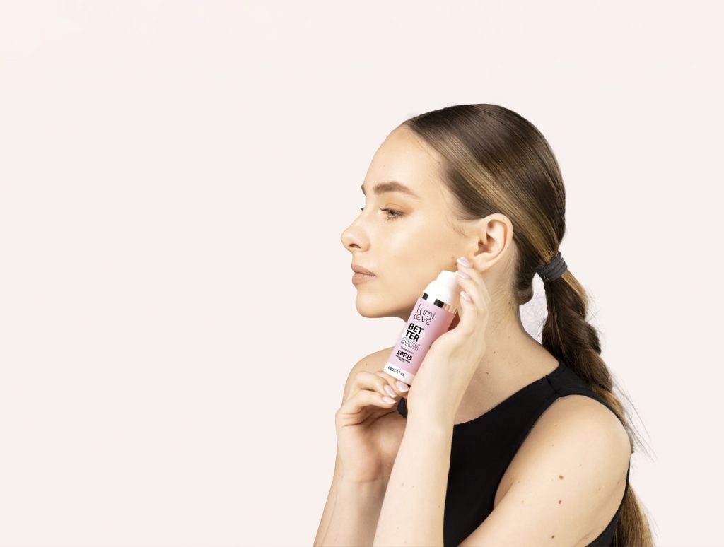 Modelka prezentująca kosmetyk Lumileve Better Skin